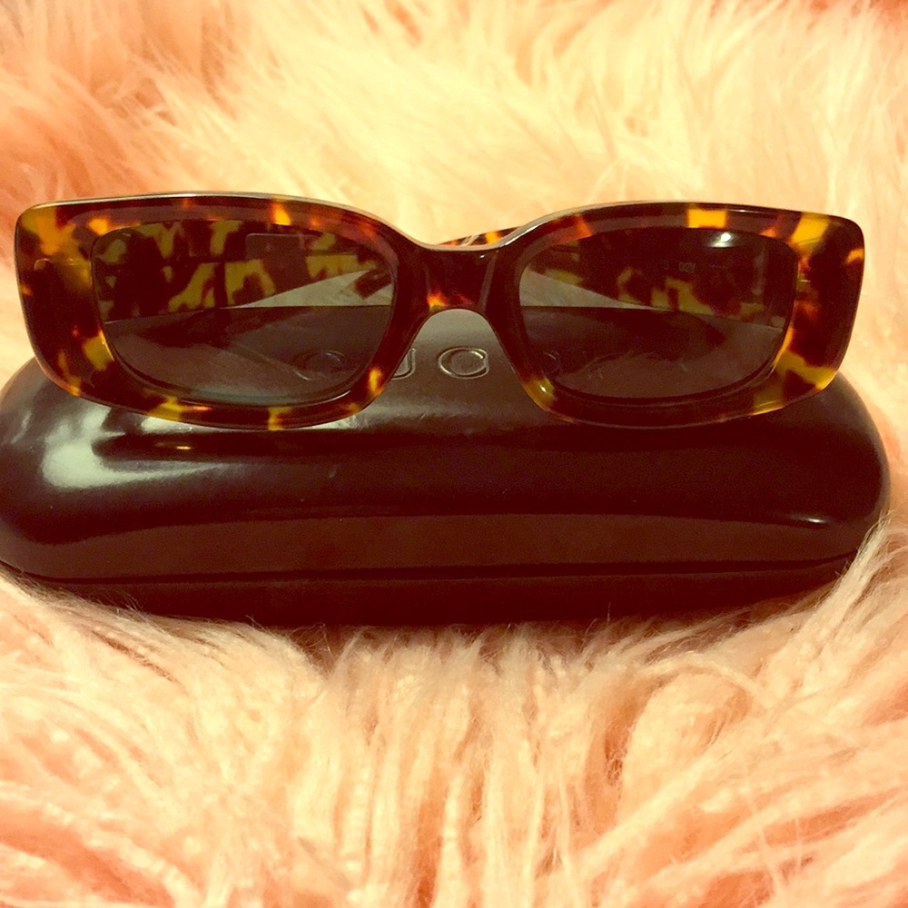 Authentic Gucci sunglasses w/black Gucci case